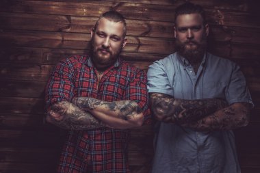İki acımasız sakalları ve tattooes ile mans.