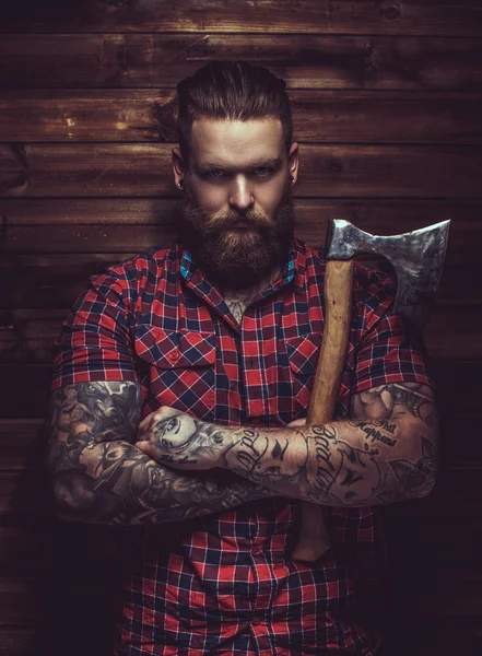Brutalny mężczyzna z brodą i tattooe. — Zdjęcie stockowe