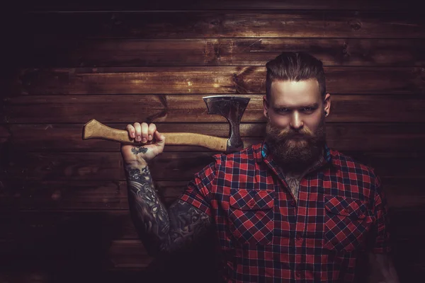 Homem bruto com barba e tatuagens . — Fotografia de Stock