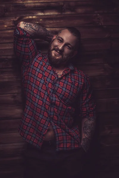 Gülümseyen adam tattooes ve sakal. — Stok fotoğraf