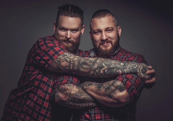 Deux amis souriants avec barbe et tatouages — Photo