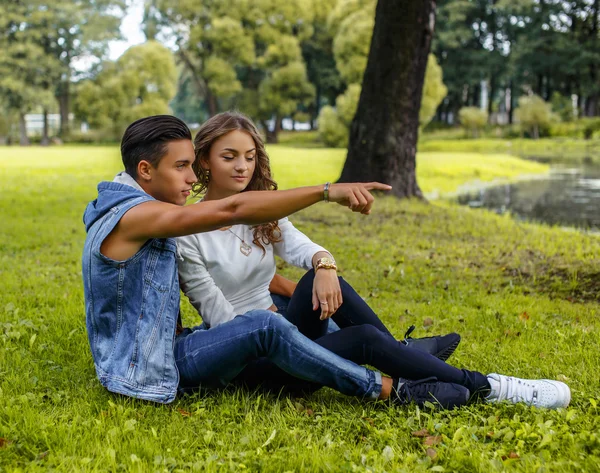 Jonge kerel met vriendin. — Stockfoto