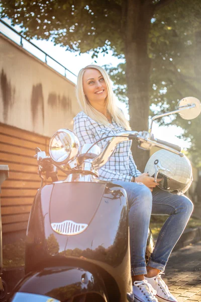 Mujer rubia posando en moto scooter . — Foto de Stock