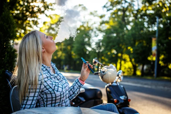 Mujer fumando sigarette . — Foto de Stock