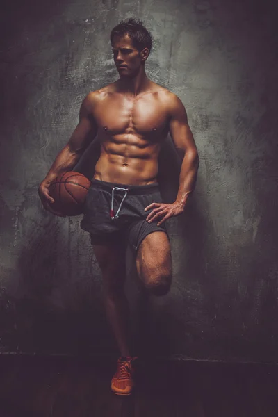 Shirtless basketball player. — Stock Photo, Image