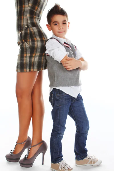 Niño posando cerca de piernas femeninas — Foto de Stock