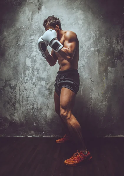 Lutador muscular sem camisa em ação . — Fotografia de Stock