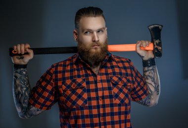 Kırmızı tişörtlü ciddi adam.