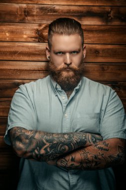 Acımasız adam sakal ve tatoos.