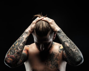 Dövmeler ile korku veren adam.