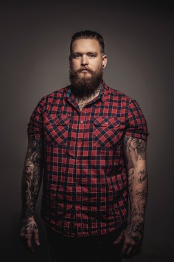 Acımasız adam kırmızı t shirt.