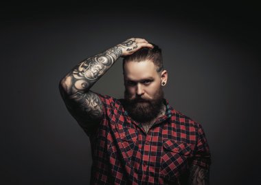 Adam sakal ve tattoes.