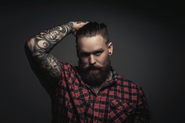 Adam sakal ve tattoes.