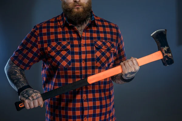 Homem sério em t-shirt vermelha . — Fotografia de Stock