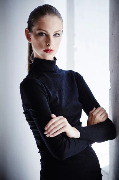 Slim donna bruna in maglione nero . — Foto Stock