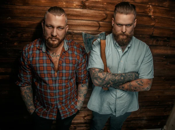 Dos hombres serios con barba . — Foto de Stock