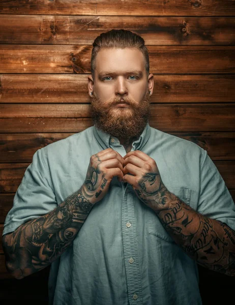 Homem bruto com barba e tatuagens . — Fotografia de Stock
