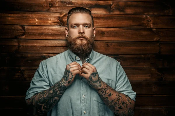 Homem bruto com barba e tatuagens . — Fotografia de Stock