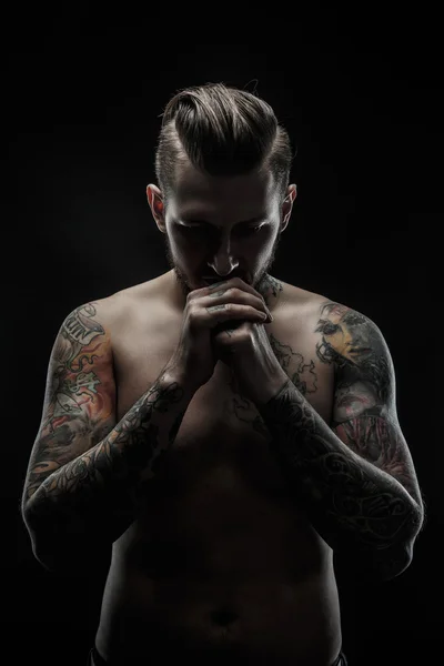 Retrato de homem sem camisa com corpo tatuado . — Fotografia de Stock