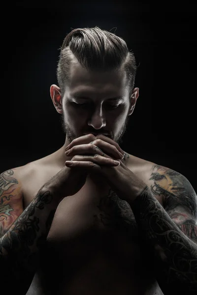 Πορτρέτο του shirtless άνθρωπος με το tatooed σώμα. — Φωτογραφία Αρχείου