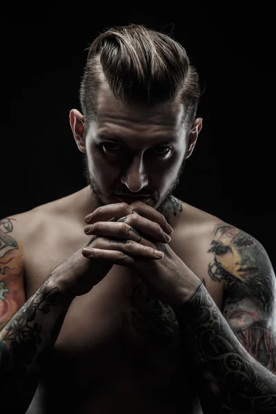 Ritratto di uomo senza camicia con corpo tatuato . — Foto Stock