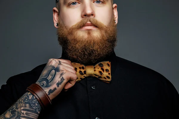 Homem com barba em camiseta preta . — Fotografia de Stock