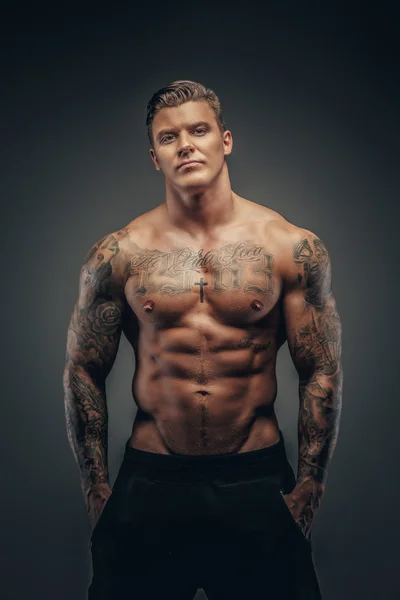 Gömleksiz adam tattoes ile.