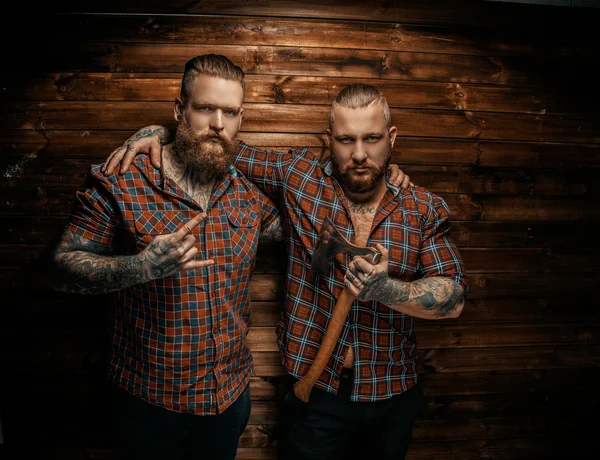 Dois homens com barba e tatuagem . — Fotografia de Stock