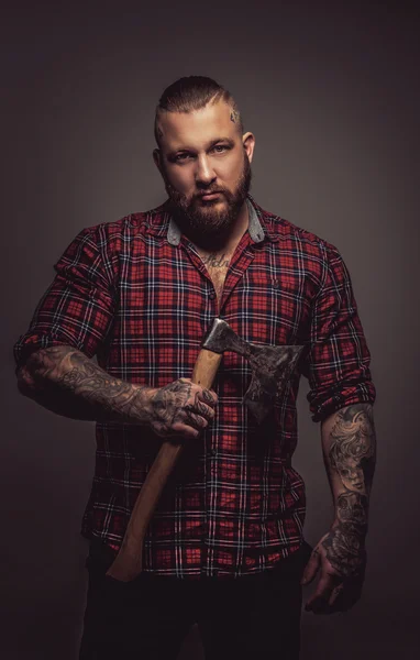 Getatoeëerd bebaarde man. — Stockfoto