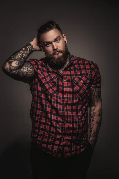 Férfi szakáll és a tetoválás a fejét. — Stock Fotó