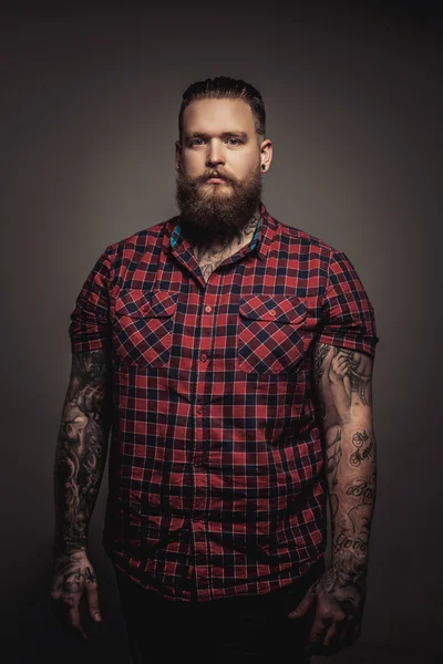 Brutal hombre en camiseta roja . — Foto de Stock