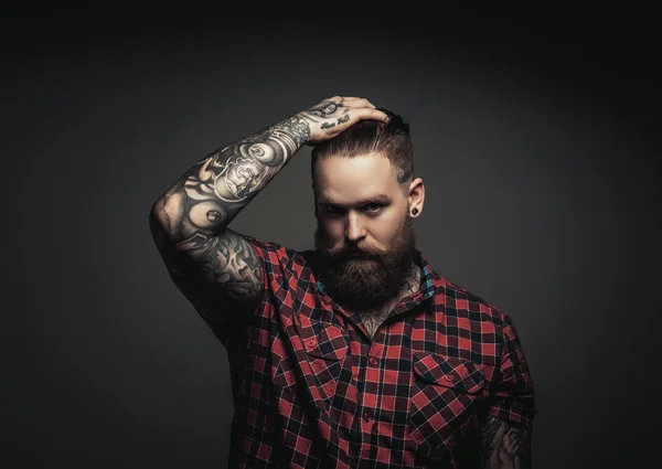 Man met baard en tattoes. — Stockfoto