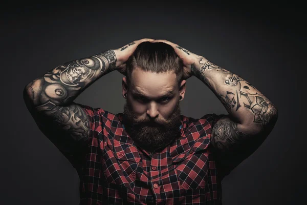 Homme avec barbe et tatouages . — Photo