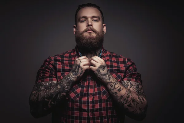 Homem bruto com barba e tatuagens — Fotografia de Stock