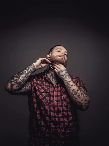 Man met tattoes en baard — Stockfoto