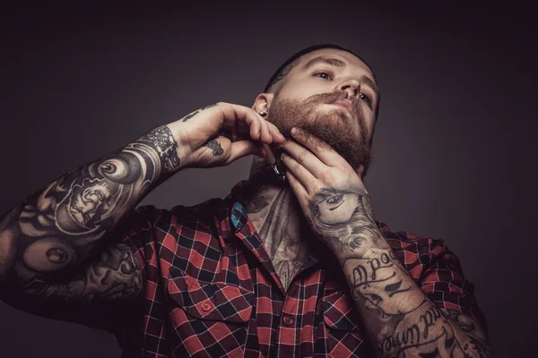 Hombre con tatuajes y barba — Foto de Stock