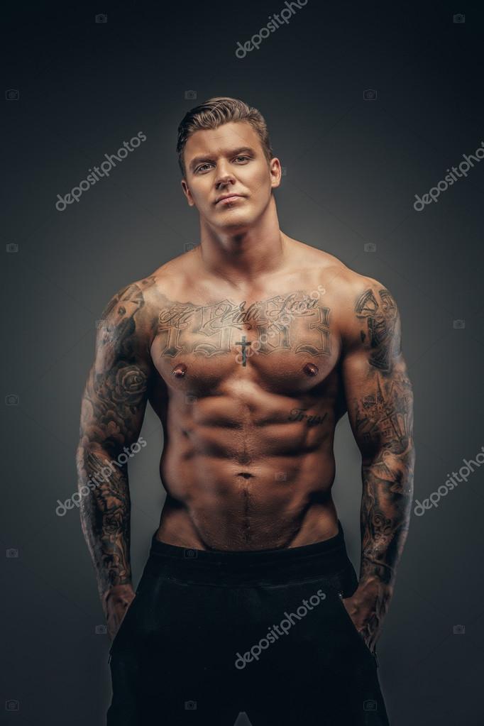 bunker rør Herske Skjorteløs mand med tatoveringer . — Stock-foto © fxquadro #85017914