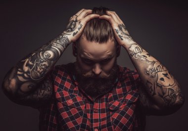 Sakallı aşağı bakıyor.