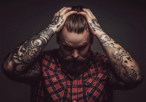 Sakallı aşağı bakıyor.