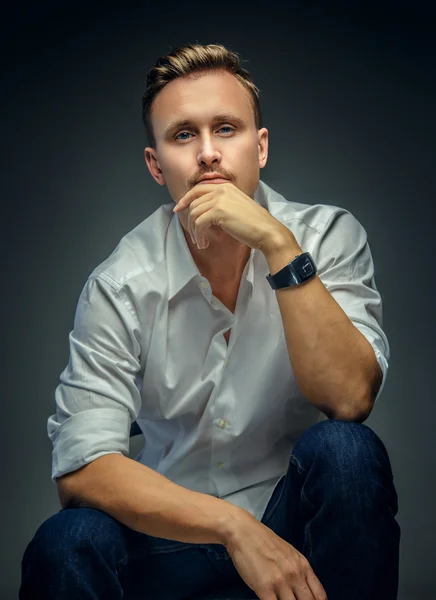 Elegant man in white shirt possing in studio. — Stock Photo, Image