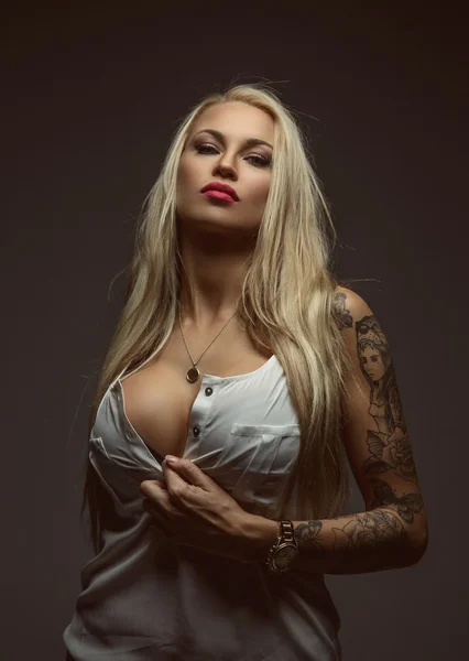 Sexy blonde Frau im weißen Hemd. — Stockfoto