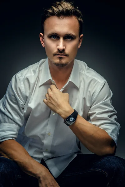 Elegant man in white shirt possing in studio. — Stock Photo, Image