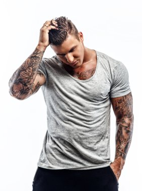 Dövmeli adam gri t shirt.