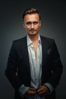 Takım elbiseli iş adamı..