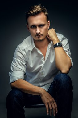 Beyaz gömlekli genç adam..
