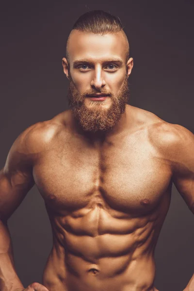 Muskularny mężczyzna z brodą. — Zdjęcie stockowe