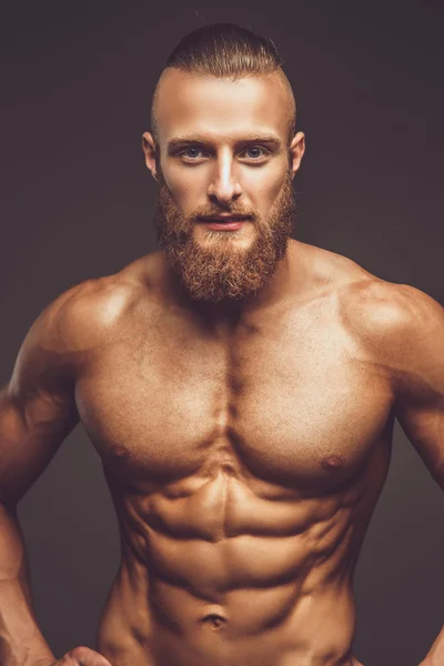 Homme musclé avec barbe . — Photo