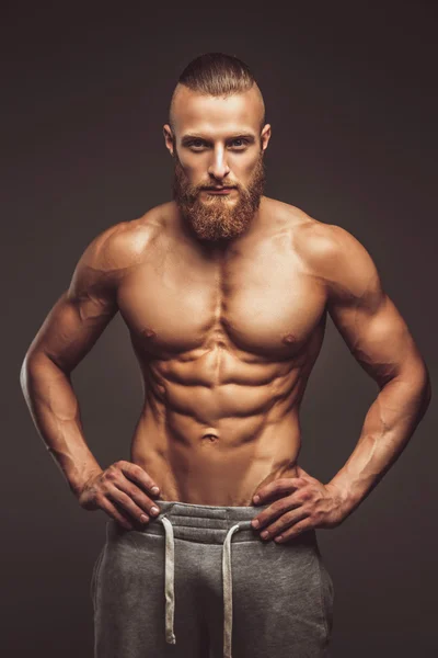 Muskulöser Mann mit Bart. — Stockfoto