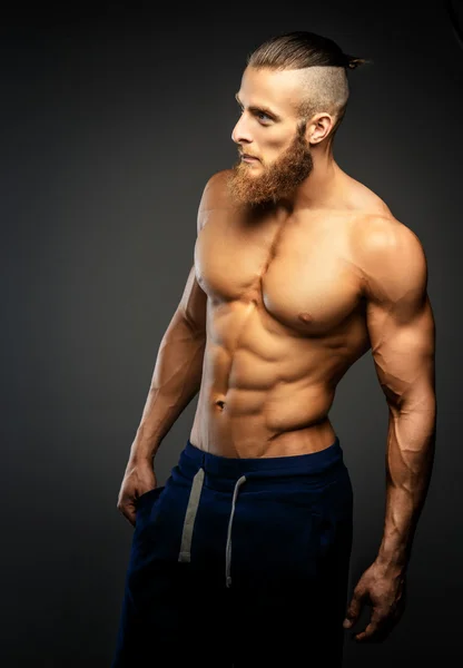 Homme musclé avec barbe . — Photo