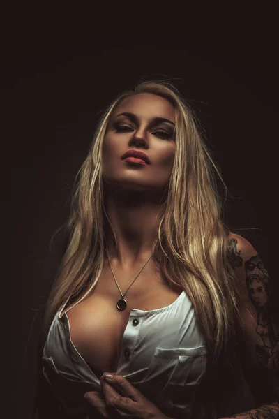 Blondýnka ve studiu. — Stock fotografie